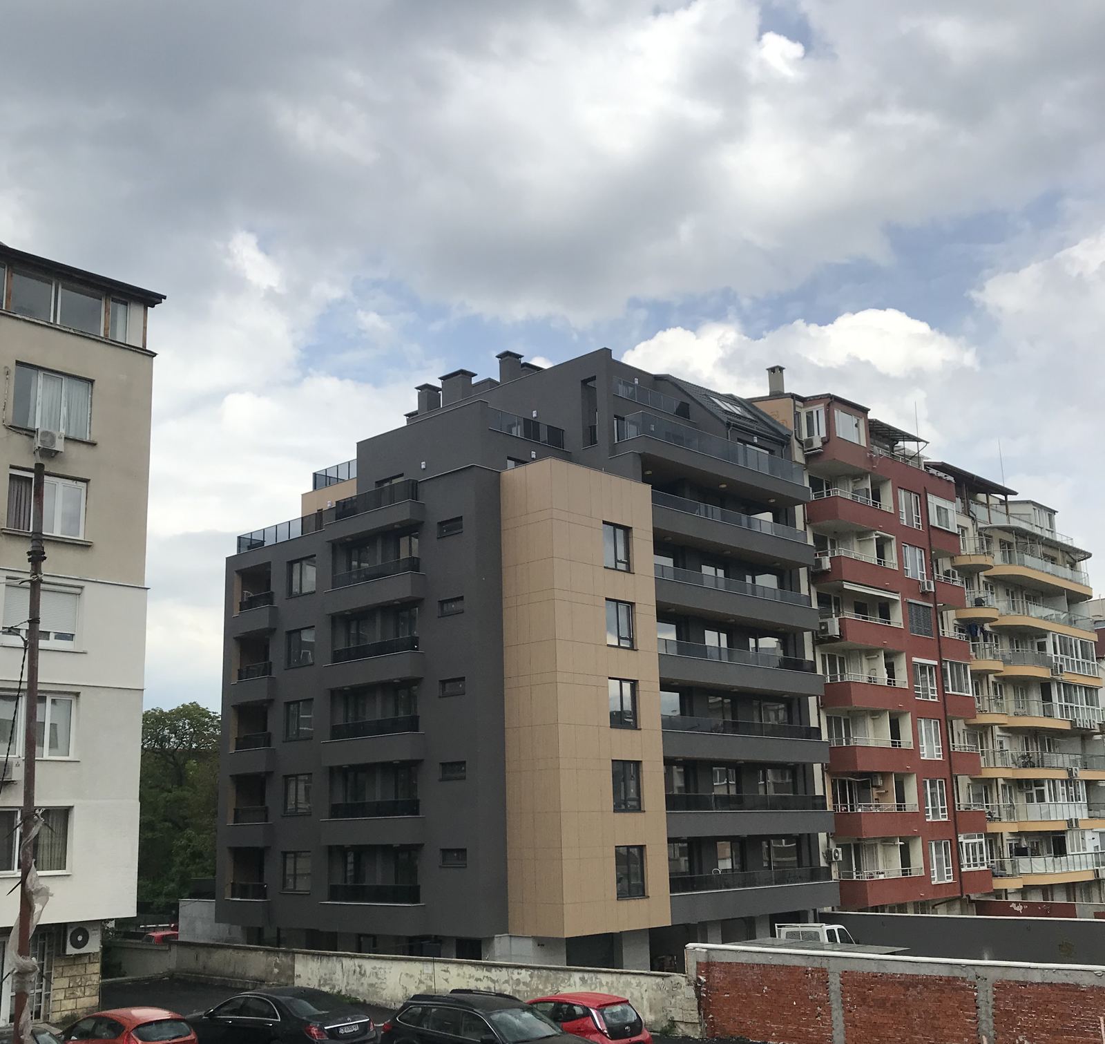 Завършената сграда на ул. Казбек 33, София